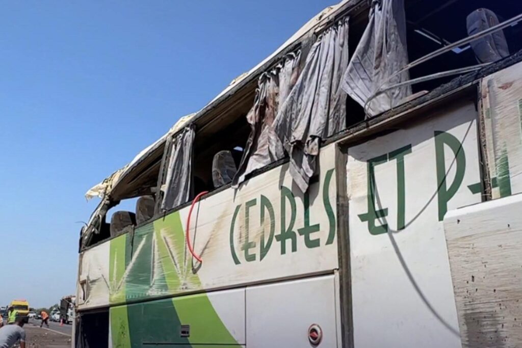 في طريقهم لقضاء العطلة بالمغرب.. حادث حافلة ينهي حياة أحد أفراد الجالية ويصيب آخر بجروح خطيرة