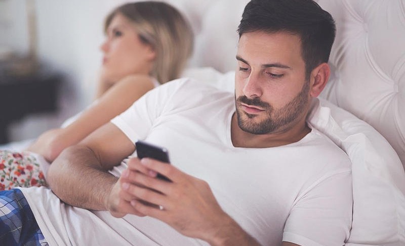 هل من حق الزوج يفتش هاتف زوجته؟.. سؤال يشعل النقاش بين الأزواج