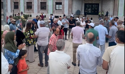وقفة احتجاجية أمام بلدية القنيطرة بسبب الغبار الأسود وحريق مطرح النفايات